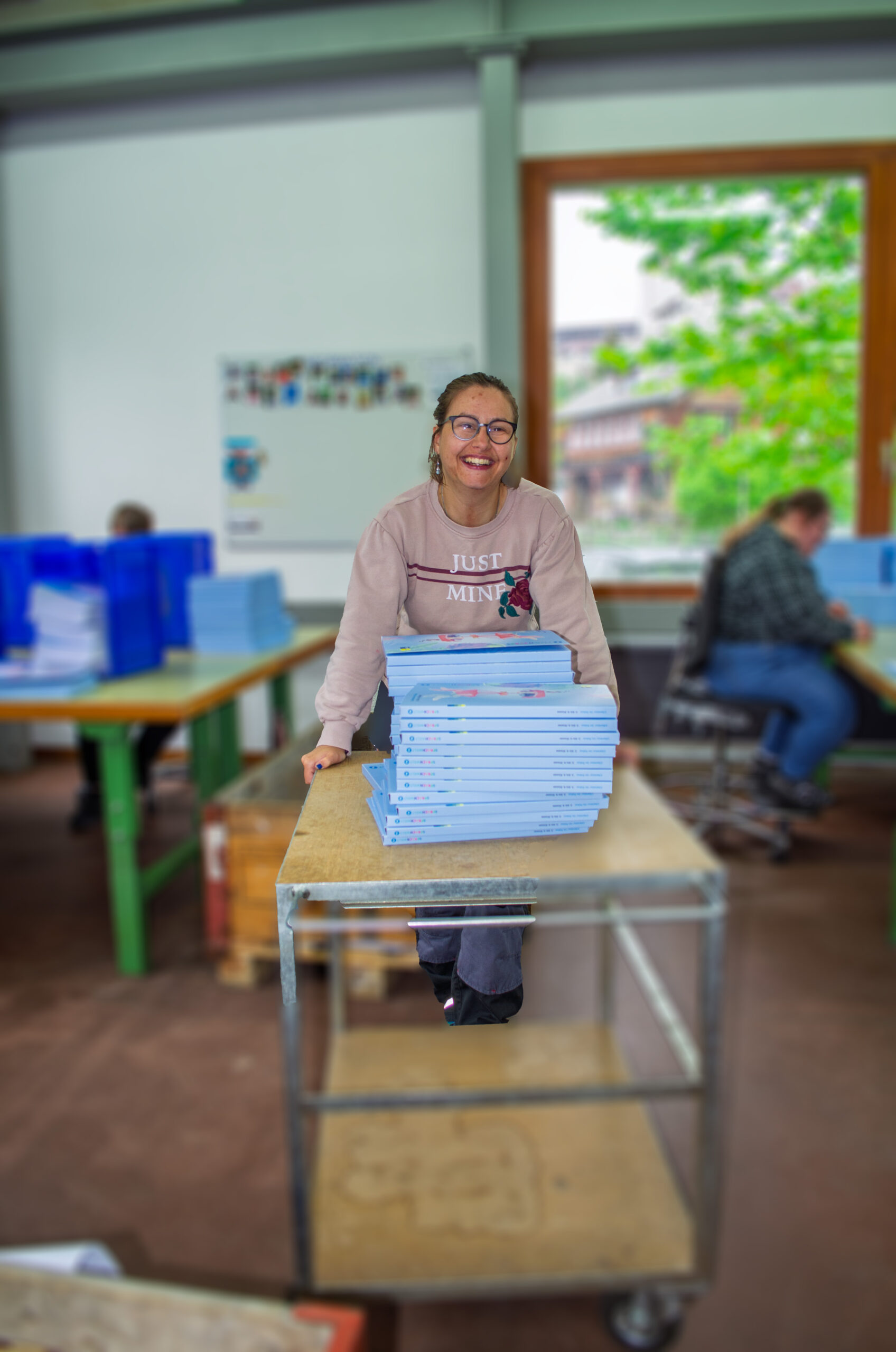 Mitarbeiter mit angepasstem Arbeitsplatz